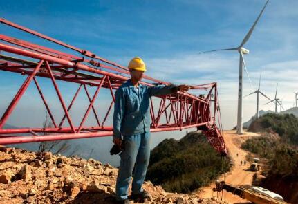 價值百萬風(fēng)力發(fā)電葉片，被河南村民當(dāng)蹺蹺板：一片上站20多人