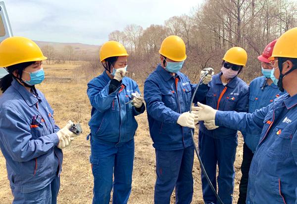 國(guó)網(wǎng)黃化供電公司首次成功采用“絕緣桿操作法”開(kāi)展帶電作業(yè)