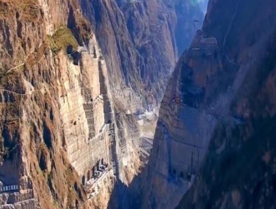 為建烏東德水電站，在峽谷底部挖90米深洞穴，用來干嘛的？