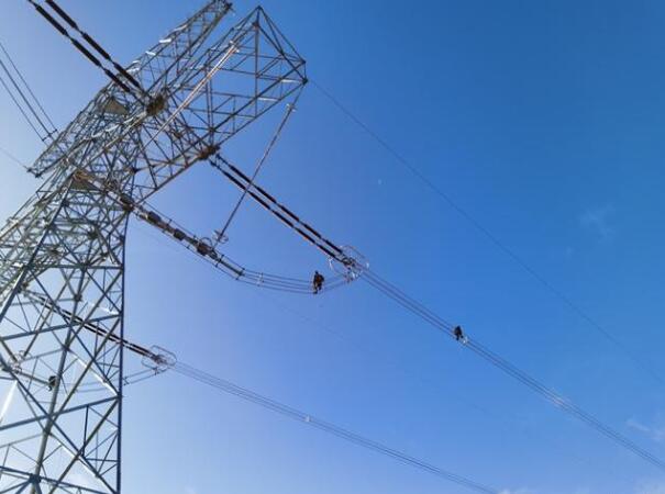 青藏電力聯(lián)網(wǎng)工程反轉(zhuǎn)送電方向，今年已外送藏電共9.6億度