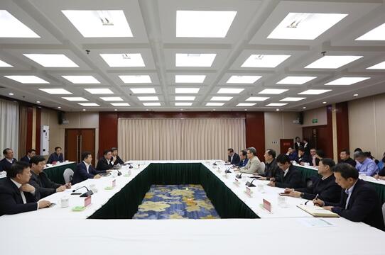 錢智民與保定市委書記黨曉龍、市長郭建英進(jìn)行座談交流