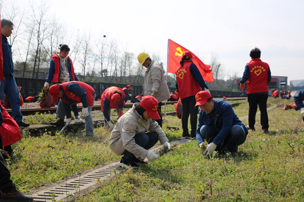 大唐石門發(fā)電公司開展“拔草護安全，黨員我先行”志愿服務活動