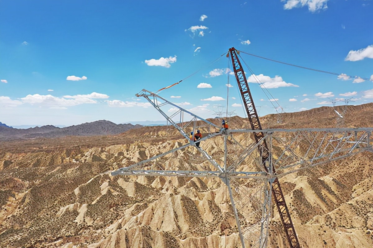 魚卡~托素(德令哈)750千伏線路工程Ⅱ標(biāo)實(shí)現(xiàn)全線貫通