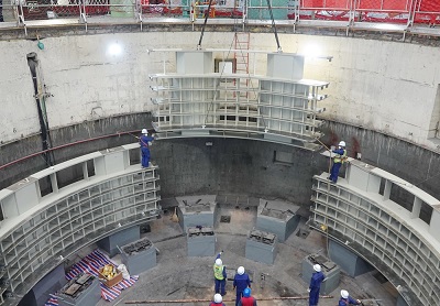 國網(wǎng)劉家峽水電廠2號(hào)機(jī)組定子機(jī)座吊裝到位