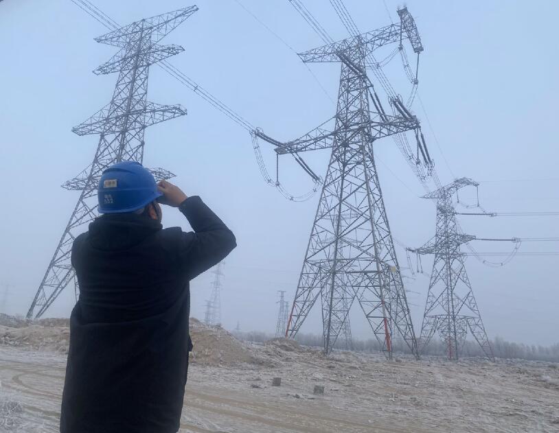 內(nèi)蒙古烏海超高壓供電公司防污除閃，寒冬堅(jiān)守一線