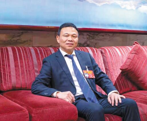 強(qiáng)電網(wǎng)優(yōu)服務(wù) 推動(dòng)城鄉(xiāng)一體化發(fā)展——訪全國(guó)人大代表、奧克斯集團(tuán)有限公司董事長(zhǎng)鄭堅(jiān)江