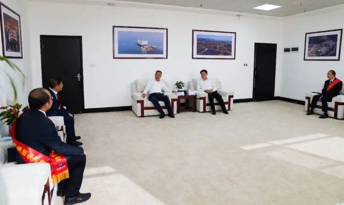 雷鳴山、韓君勉勵三峽集團先進典型代表再立新功