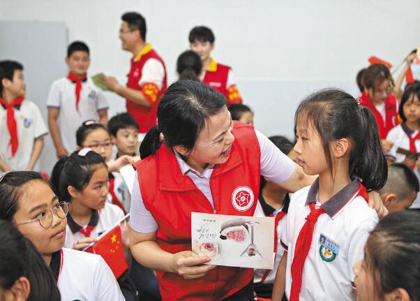 浙江永嘉縣紅十三愛心社25年，幫助4630名貧困學(xué)生