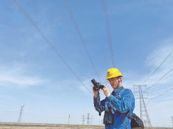 “全國優(yōu)秀共青團(tuán)員”王磊：汗水灑在戈壁灘線路運維現(xiàn)場