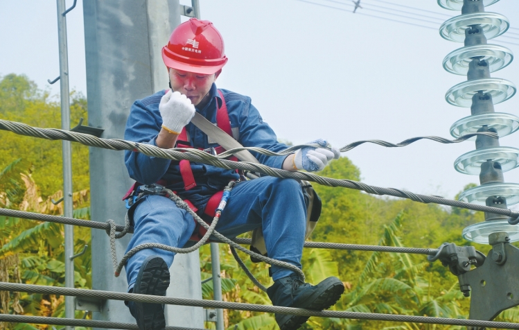 扎根一線、千錘百煉的技能大師——記南網(wǎng)超高壓輸電公司百色局線路運(yùn)檢(帶電)班班長(zhǎng)唐勇