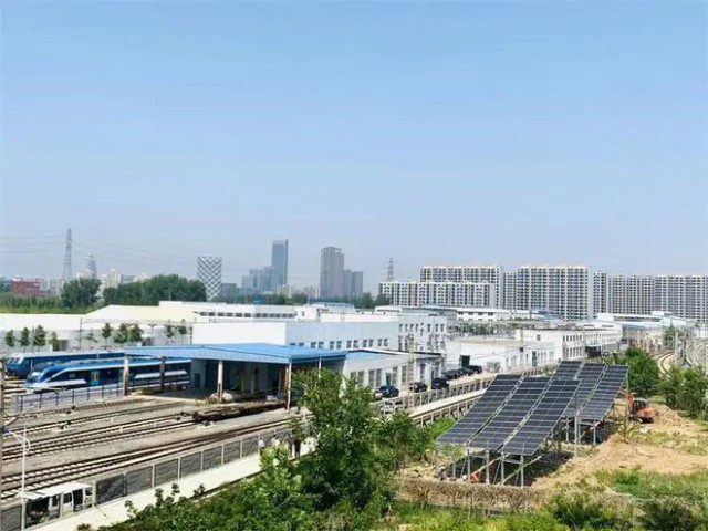 全國(guó)首個(gè)！英利集團(tuán)“光伏+鐵路”示范項(xiàng)目順利并網(wǎng)
