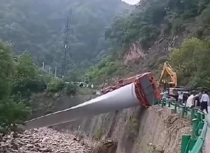陜西寶雞隴縣：80米風(fēng)電扇葉運(yùn)輸車(chē)歪倒，正救援