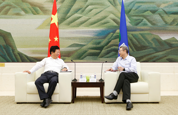 錢智民會(huì)見(jiàn)煙臺(tái)市委副書(shū)記、市長(zhǎng)鄭德雁