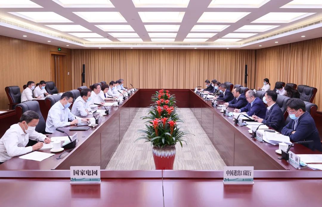 國家電網(wǎng)公司董事長(zhǎng)、黨組書記辛保安與進(jìn)出口銀行董事長(zhǎng)吳富林會(huì)談