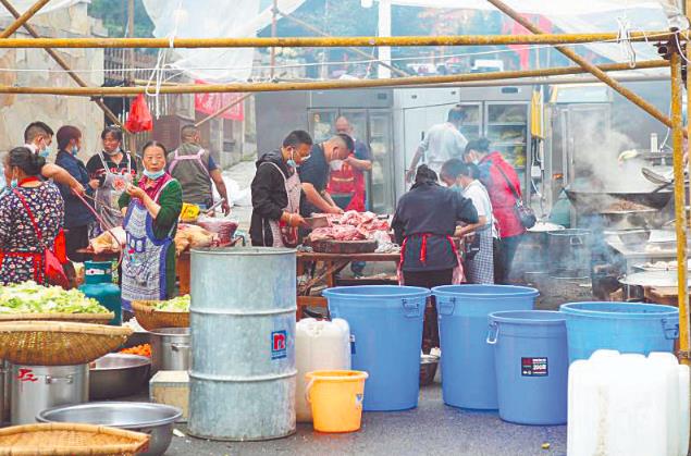 四川省甘孜州瀘定縣:震后的臨時(shí)廚房