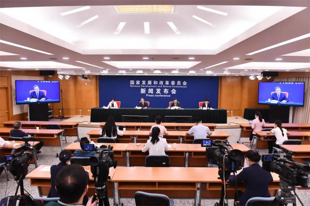 發(fā)改委：我國(guó)新能源產(chǎn)業(yè)全球領(lǐng)先，為全球市場(chǎng)提供超過(guò)70%的光伏組件