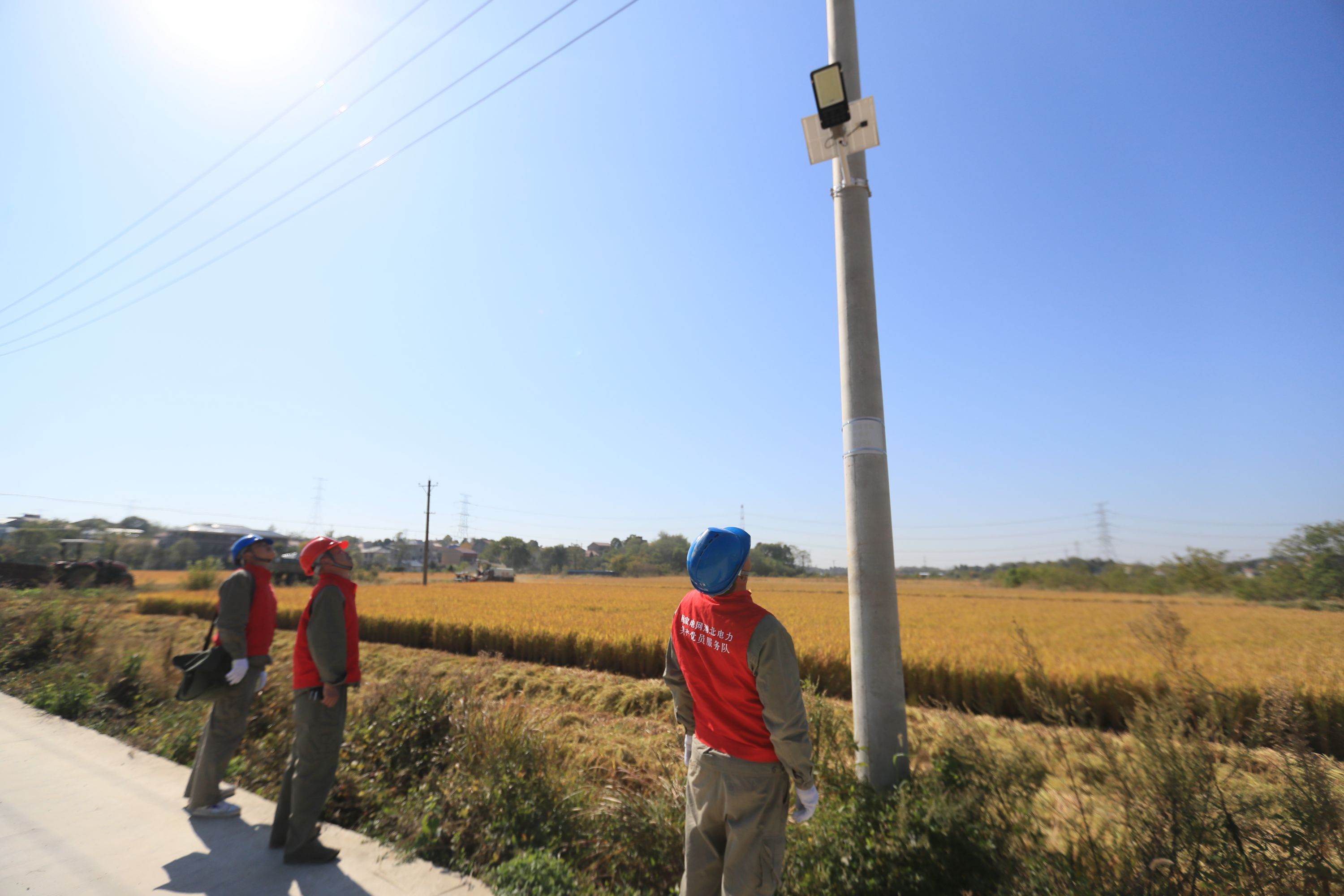 金秋豐收正當時，供電部門全力保障農(nóng)戶秋收用電