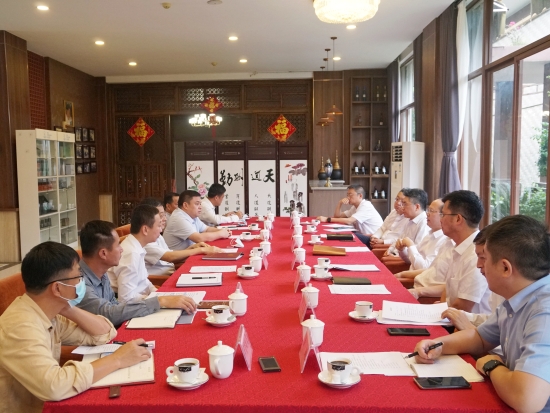 中國(guó)電建黨委常委、副總經(jīng)理徐鵬程與海南萬寧市委書記蓋文啟、市長(zhǎng)王三防座談