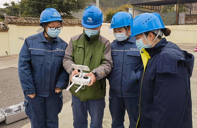 云南會(huì)澤供電局首支無(wú)人機(jī)女子飛行隊(duì)開班