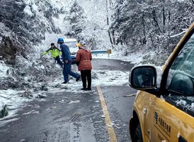 開陽(yáng)縣供電局“破”冰出戰(zhàn) 全力以赴保供電