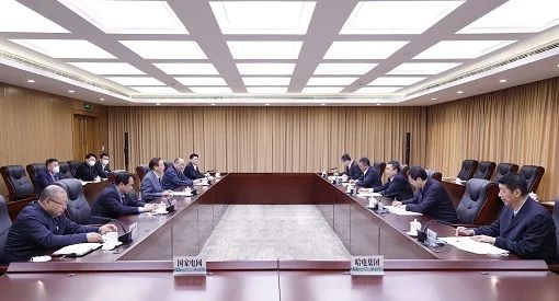 國(guó)家電網(wǎng)董事長(zhǎng)、黨組書(shū)記辛保安與哈電集團(tuán)董事長(zhǎng)、黨委書(shū)記曹志安會(huì)談