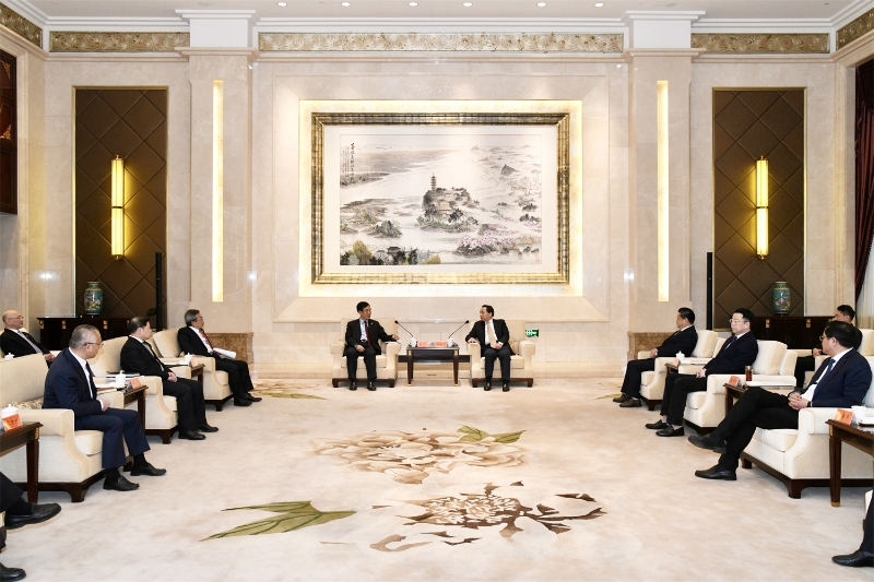 孫洪水與鎮(zhèn)江市委書(shū)記馬明龍、市長(zhǎng)徐曙海會(huì)談