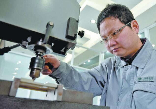 深耕計(jì)量專(zhuān)業(yè) 傾心服務(wù)客戶(hù)——記國(guó)家電網(wǎng)有限公司特等勞動(dòng)模范翁?hào)|波