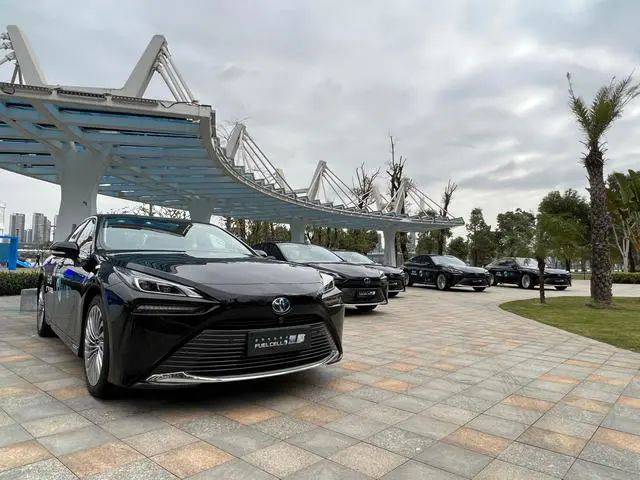 全國(guó)首個(gè)氫燃料電池轎車全場(chǎng)景規(guī)?；痉哆\(yùn)營(yíng)項(xiàng)目正式啟動(dòng)