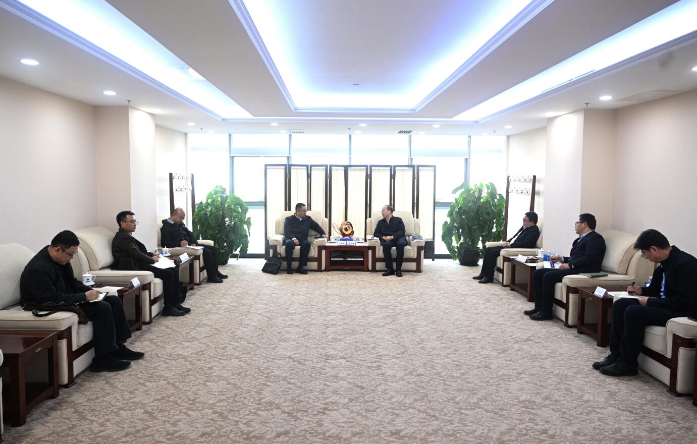 中國電建黨委常委、副總經(jīng)理徐鵬程與西藏開發(fā)投資集團黨委書記、董事長祁騰武會談