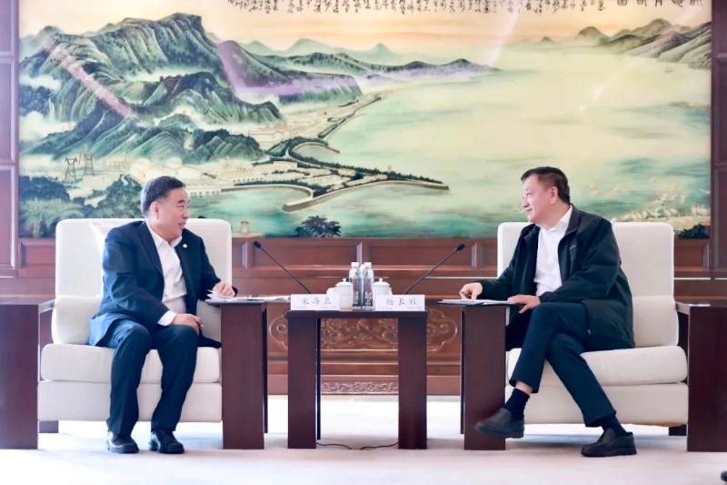 中國能建黨委書記、董事長宋海良與中國廣核集團黨委書記、董事長楊長利會談