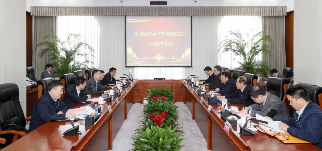 顧軍與清華大學(xué)黨委副書記、校長王希勤會談