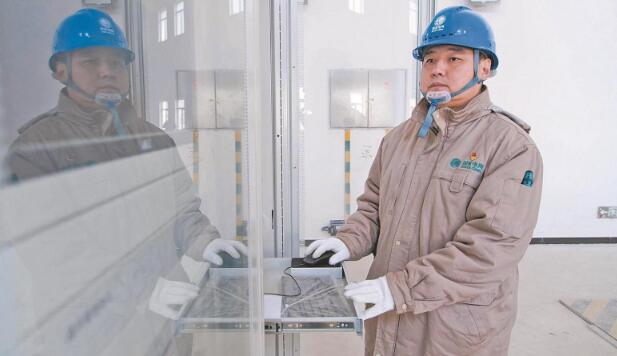 國(guó)網(wǎng)首席專(zhuān)家鄭歆:主持近百座變電站調(diào)試的繼電保護(hù)專(zhuān)家