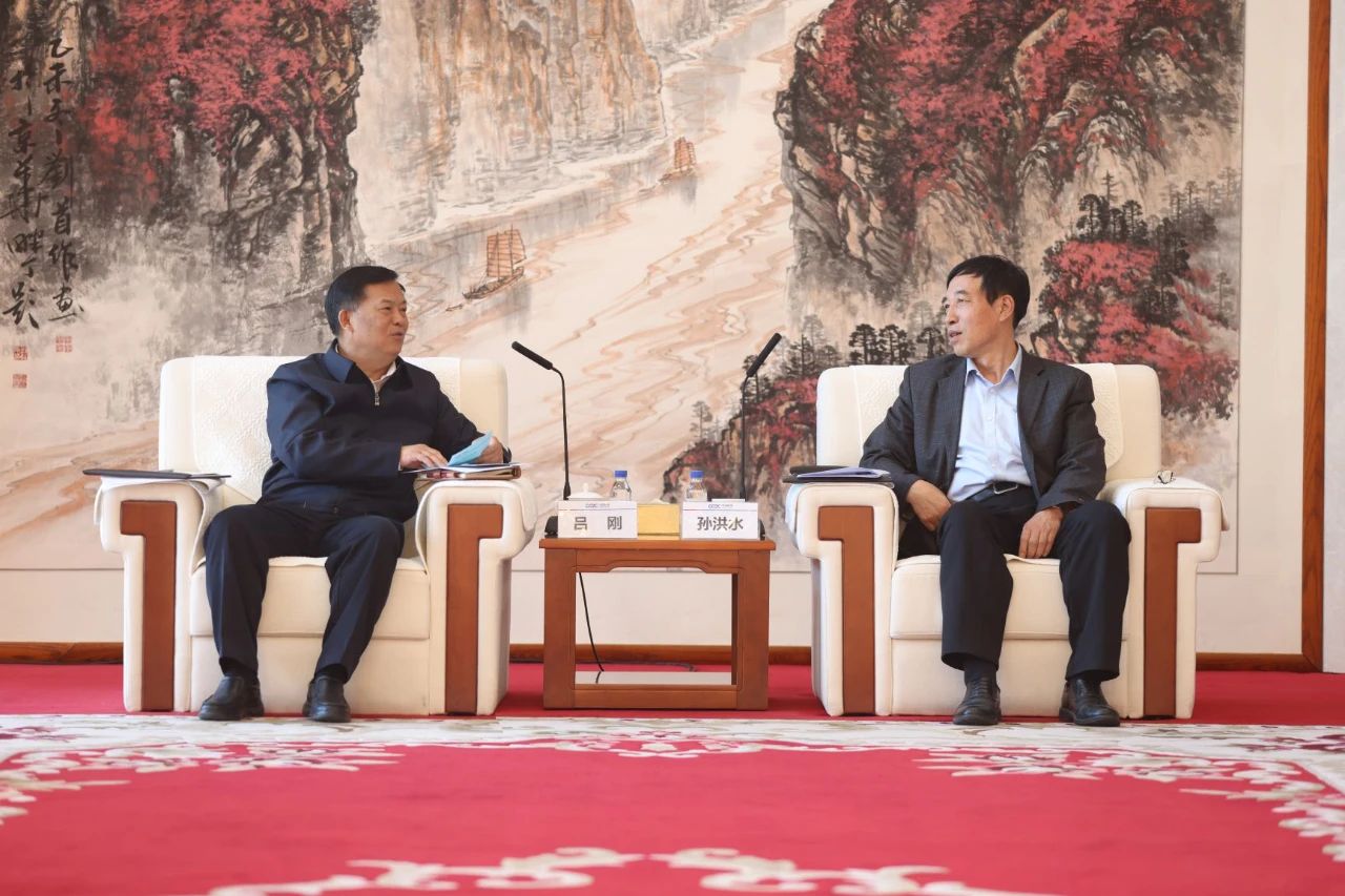 中國(guó)能建黨委副書記、總經(jīng)理孫洪水與青海省人大常委會(huì)副主任、海南州委書記呂剛座談