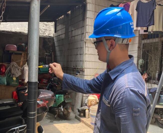 鐵皮屋“全身”帶有220伏電壓??？诠╇娋稚祥T排險(xiǎn)