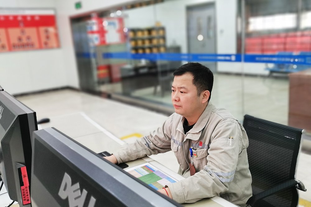 曹高峰:奮楫篤行攀高峰