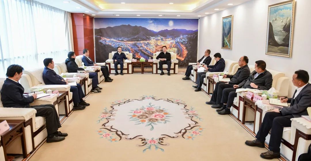 鄒磊與西藏自治區(qū)政府副主席、昌都市委書(shū)記龔會(huì)才，昌都市委副書(shū)記、市長(zhǎng)羅慶伍會(huì)談