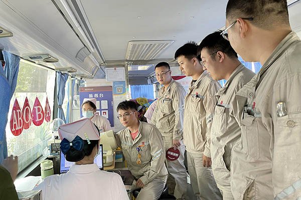臨汾熱電公司組織“熱血與大愛(ài)同流，真情與奉獻(xiàn)同行”無(wú)償獻(xiàn)血活動(dòng)