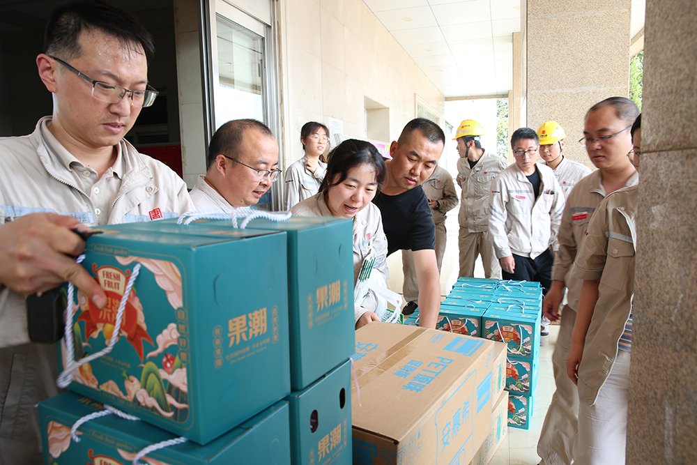 臨汾熱電公司開(kāi)展“保供有我，夏送清涼”慰問(wèn)活動(dòng)