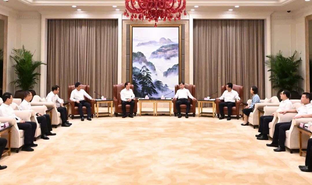 國家電網(wǎng)公司董事長(zhǎng)、黨組書辛保安與福建省委書記周祖翼、省長(zhǎng)趙龍會(huì)談