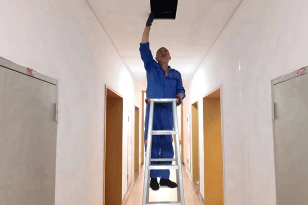 圖為物業(yè)人員利用節(jié)假日對(duì)值班宿舍電纜廊道、空調(diào)管道進(jìn)行檢查和維護(hù)