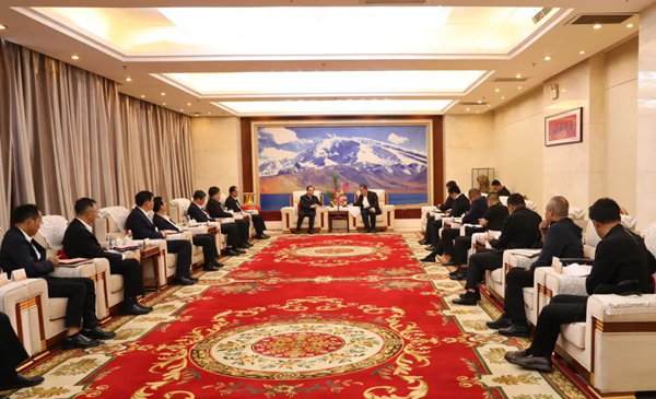 華電集團黨組書記、董事長江毅與喀什地委副書記、行署專員艾尼瓦爾·吐爾遜舉行會談