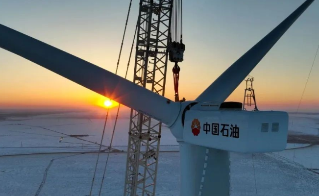中國石油在建單體規(guī)模最大集中風(fēng)電項目——昂格55萬千瓦風(fēng)電項目首臺風(fēng)機(jī)成功吊裝！