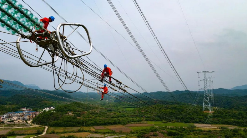 武漢~南昌1000千伏特高壓工程(贛1標(biāo)段)全線貫通