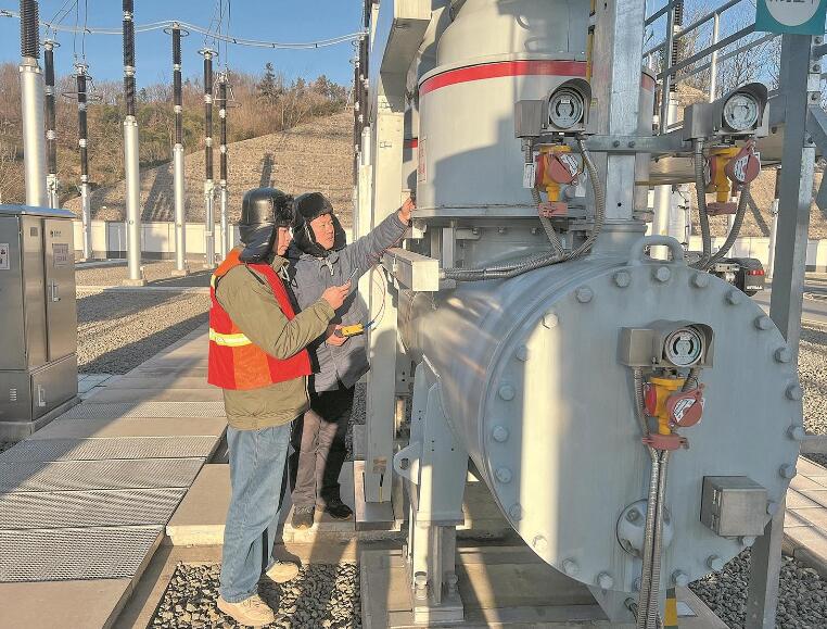 國網(wǎng)安徽超高壓公司度冬保供，帶電檢測主網(wǎng)設備