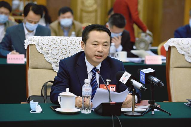 【兩會好聲音】全國人大代表、天能控股董事長張?zhí)烊危和苿印犊稍偕茉捶ā沸抻?，保障國家能源安? /></a></div>
				<div   id=