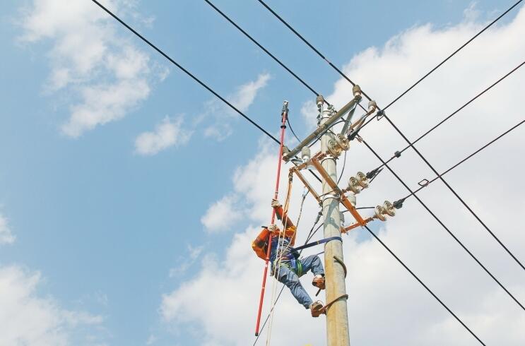 國內首創(chuàng)!電動射槍式絕緣操作桿投入使用