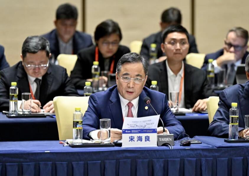 中國(guó)能建黨委書記、董事長(zhǎng)宋海良參加中外企業(yè)家代表座談并發(fā)言