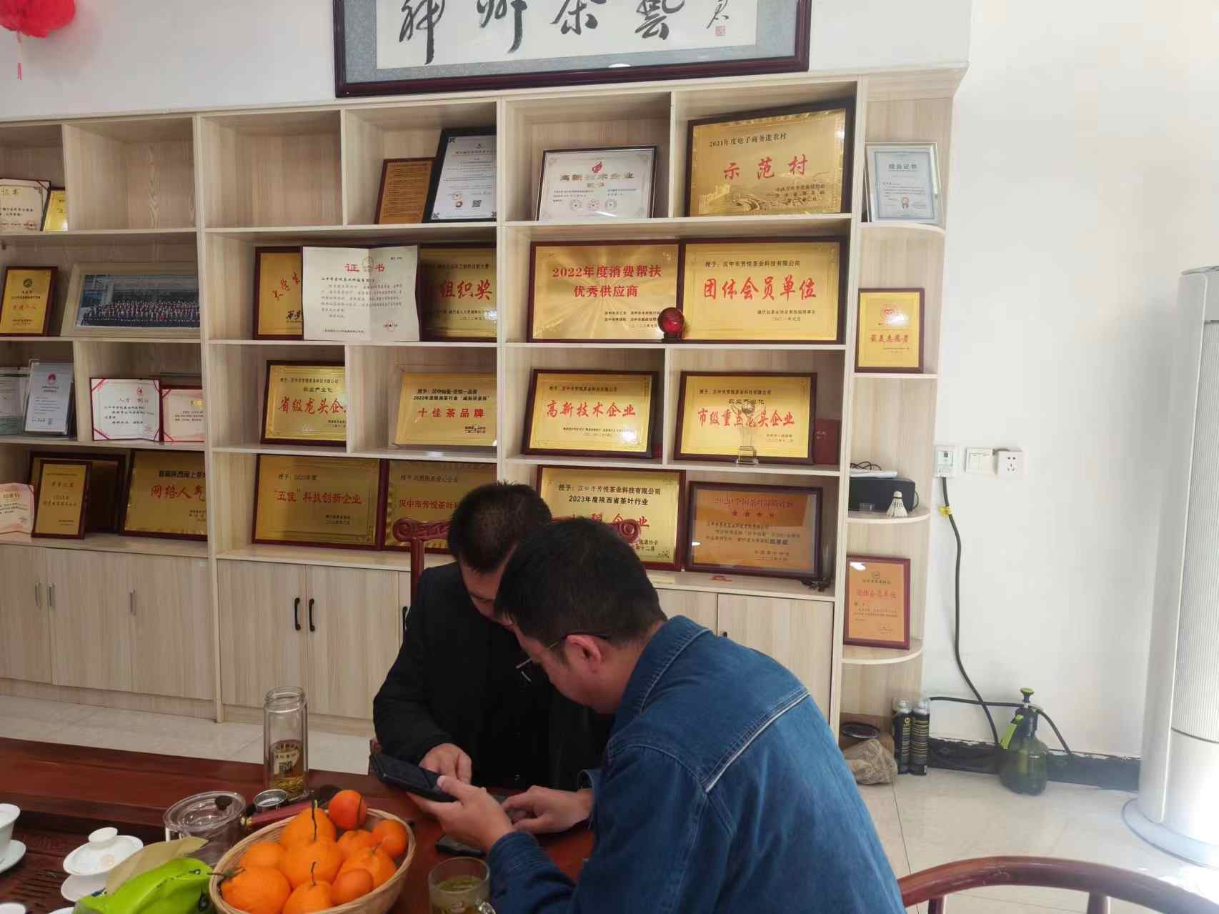 國網(wǎng)鎮(zhèn)巴縣供電公司優(yōu)化電力營(yíng)商環(huán)境 電力護(hù)航春茶飄香