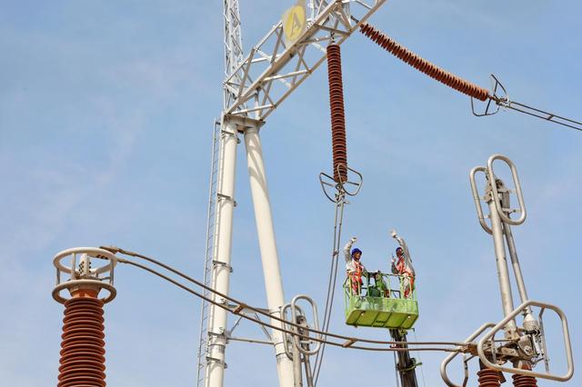 國(guó)網(wǎng)平?jīng)龉╇姽臼状巫灾鲗?shí)施變電站330千伏設(shè)備改造工程