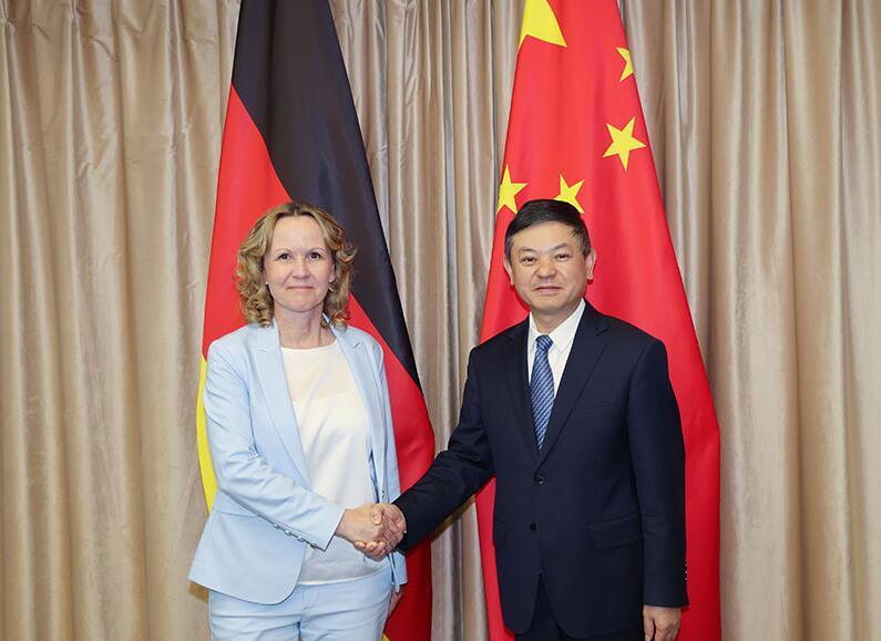 生態(tài)環(huán)境部部長黃潤秋會見德國聯(lián)邦環(huán)境、自然保護、核安全與消費者保護部長萊姆克